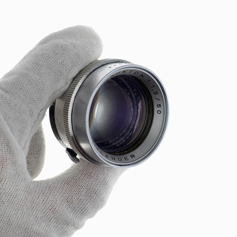 Voigtlander Nokton 50mm f1.5 PLATEADO  (prominent)